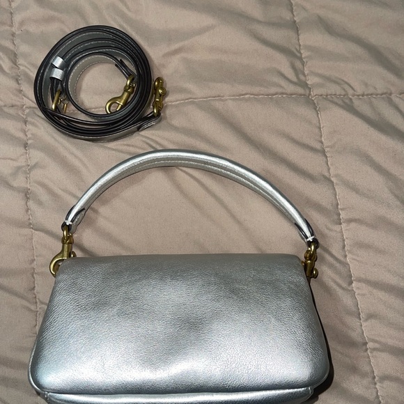 Coach Silver Shoulder Bag with Metallic Finish - Picture 2 of 6